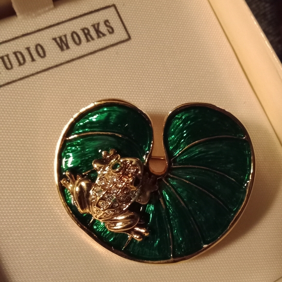 Rhinestone Frog On Lilly Pad Brooch - Picture 1 of 9